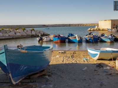 � caratterizzato da una banchina dove trovano spazio alcune lanze: i gozzi utilizzati per la pesca di polpi e ciambotto